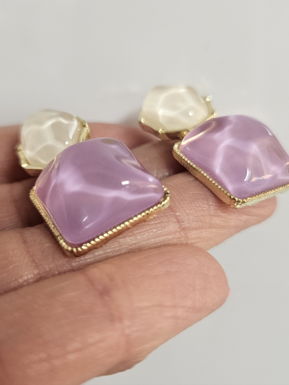 NEW Gold-Tone Lavender and White Drop Earrings - Picture 2 of 7
